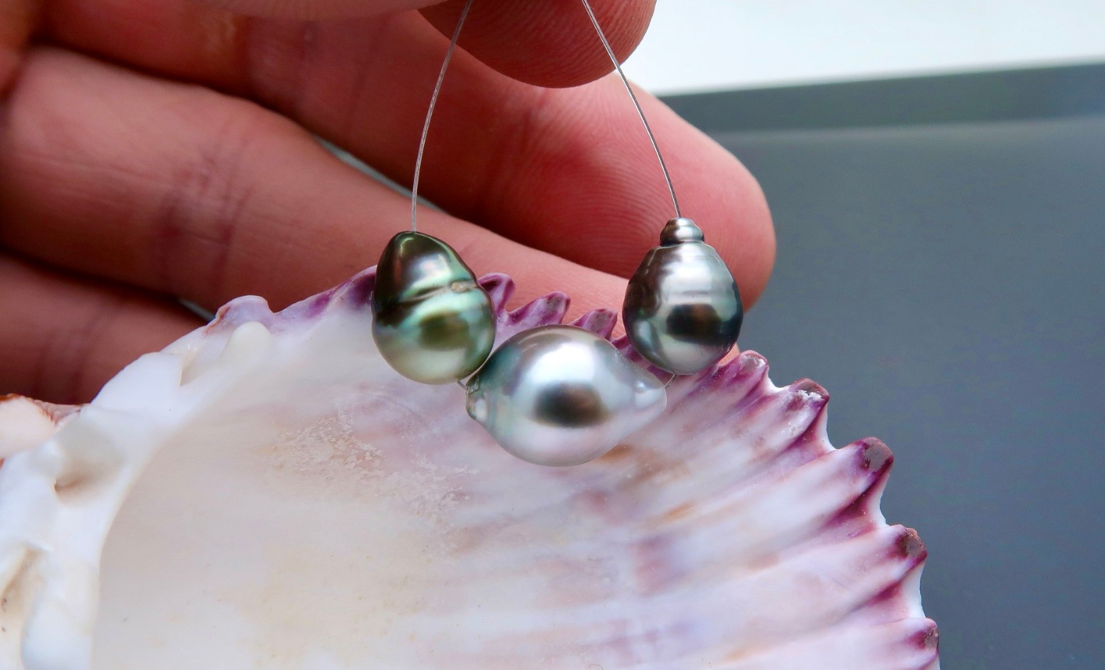 3 GORGEOUS AA+ TAHITIAN BLACK SILVER PEACOCK CULTURED PEARLS – 8.6 – 12.2mm