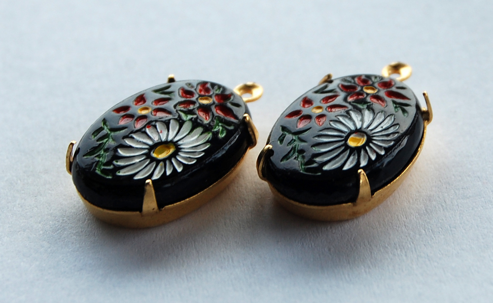 VINTAGE ETCHED GLASS FLORAL PAINTED OVAL BEAD PENDANT RARE 18x13mm BLACK ENAMEL