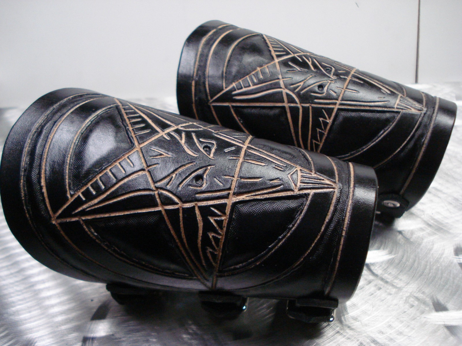 SETHERIAL.. LEATHER CARVED PENTAGRAM GAUNTLET. BLACK METAL (MDLG0329)