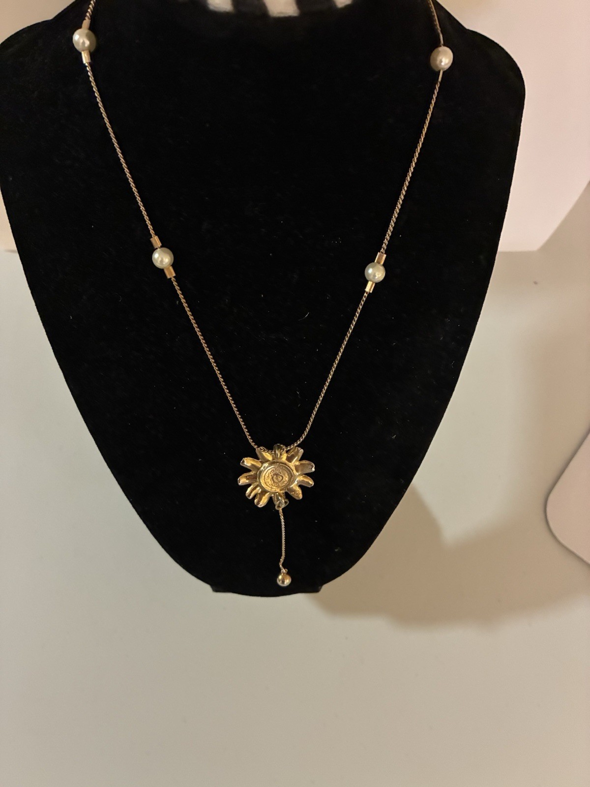 Gold Metal Daisy Flower Charm Pendant Necklace White Faux Pearls Adjustable