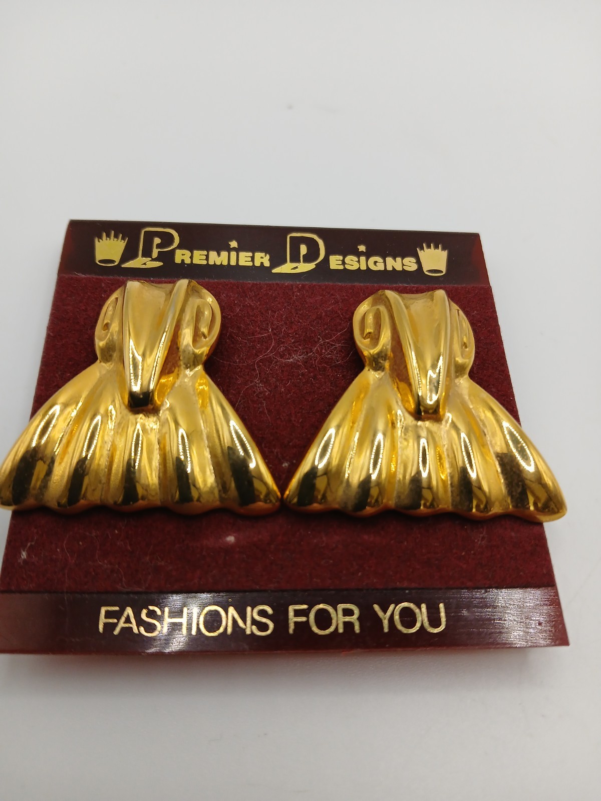 Premier Designs Large Gold Toned Stylized Clip On Earrings. NWT
