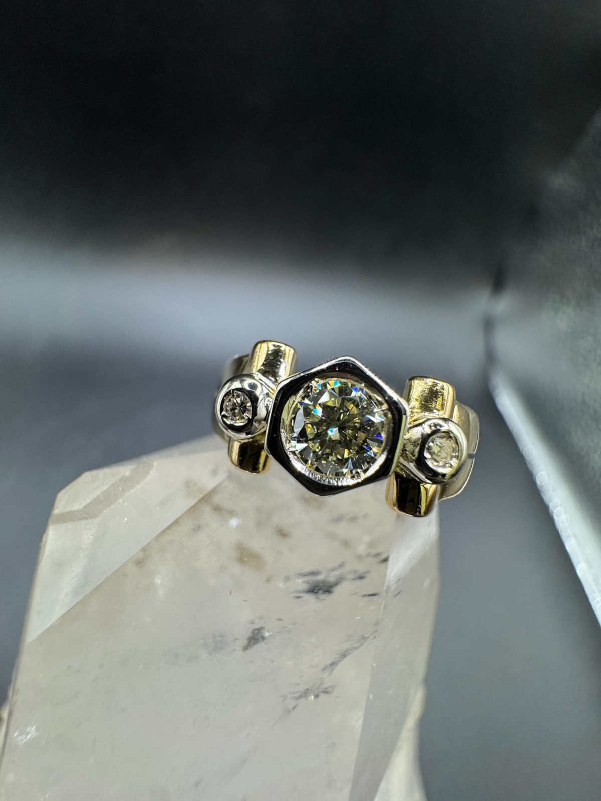 Elegant Two Tone Ring in 18ct Gold with Large Brilliant & Diamonds