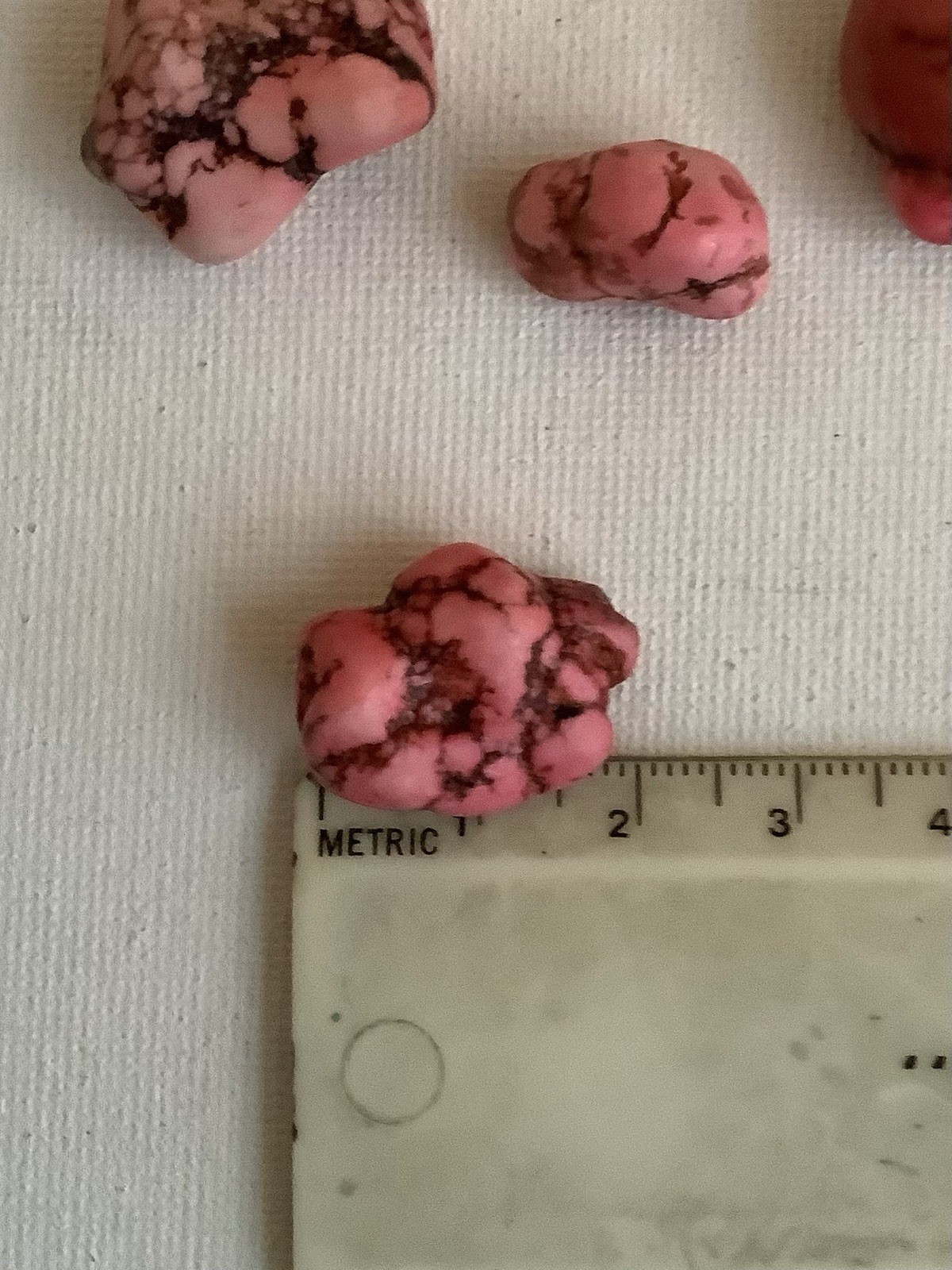 Dyed magnesite, 20 pieces red, 6 pieces pink, approx 20mm, loose stones