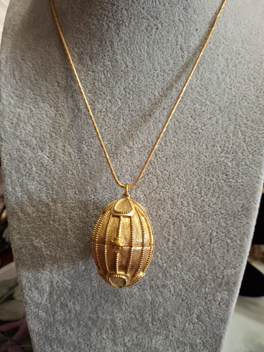 Estee Lauder Collectible Egg Pendant With 22″ Chain, Empty