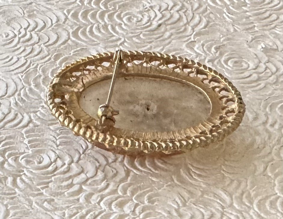 Unique vintage dry flower cameo brooch / Pendant