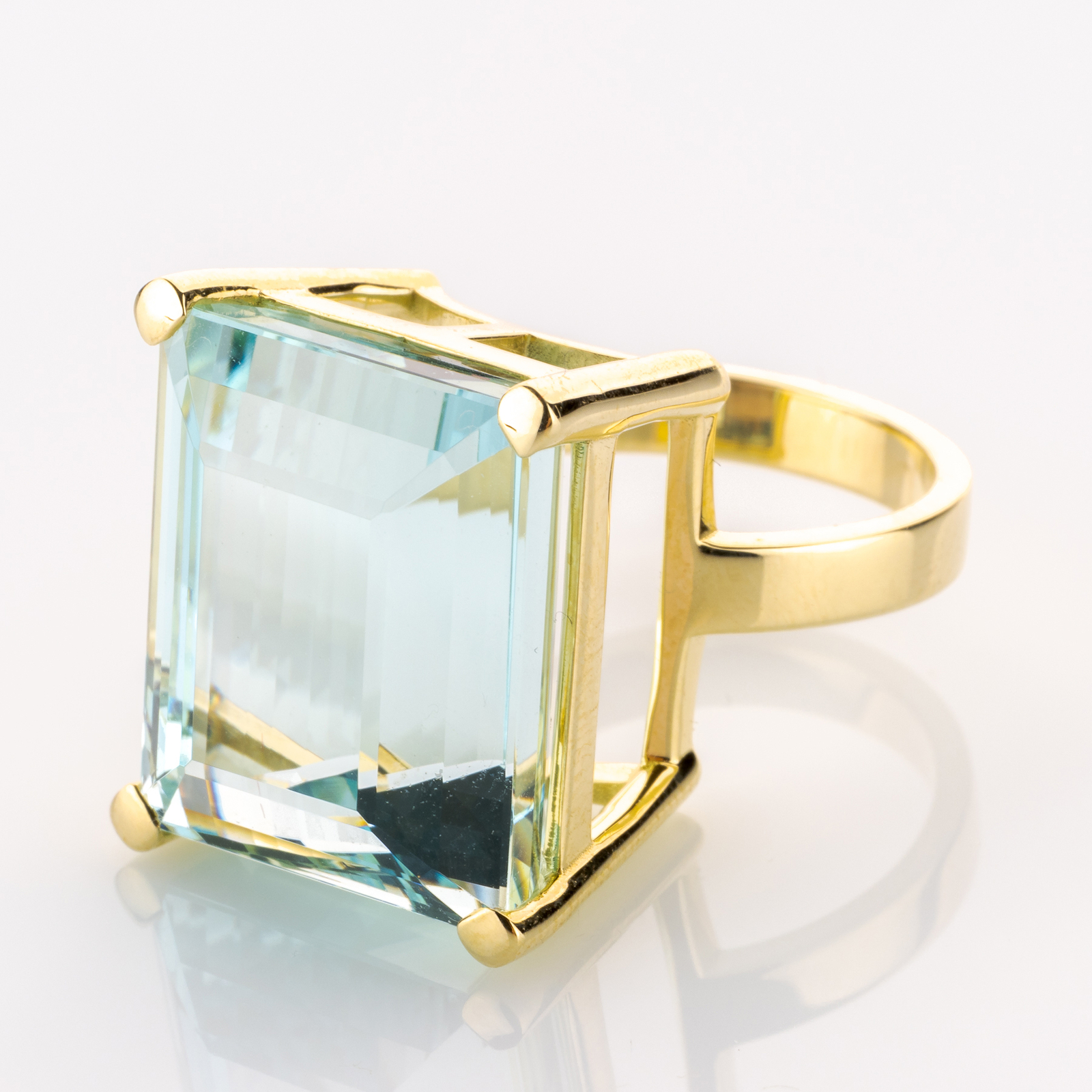 14k gold ring with an aquamarine