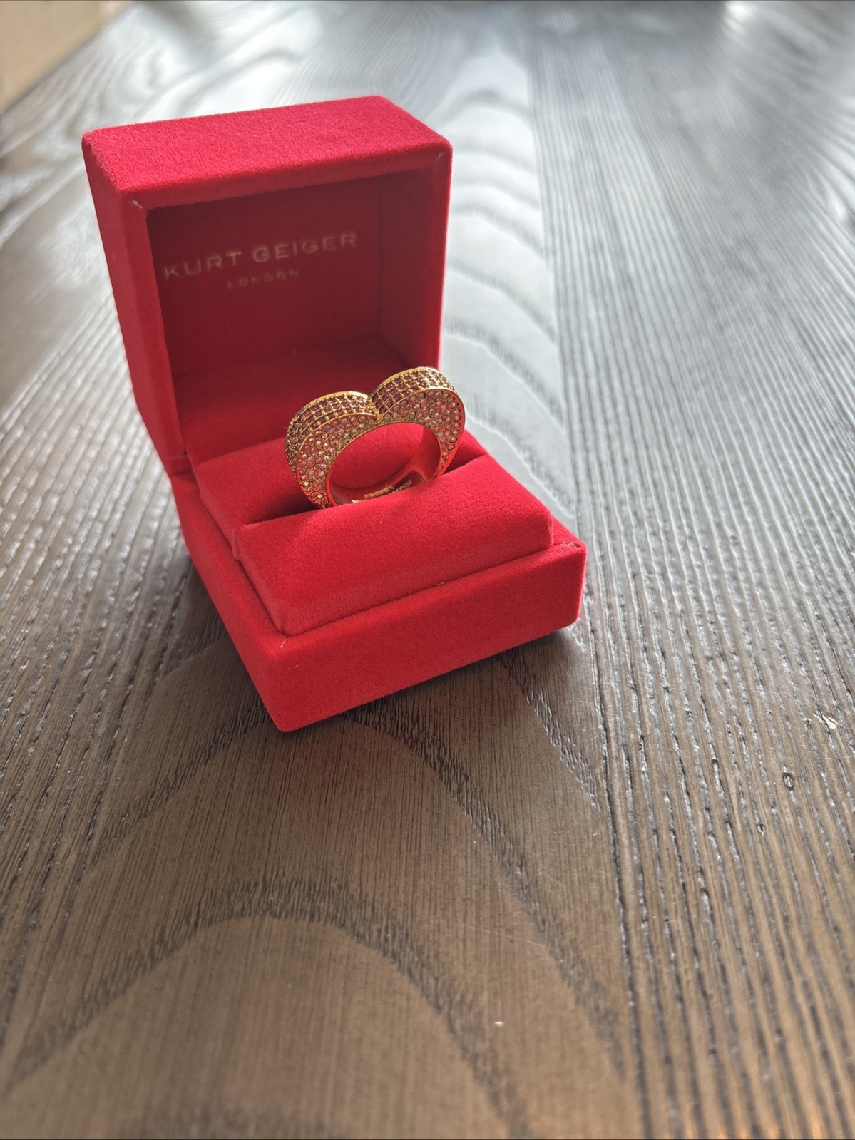 KURT GEIGER LONDON GOLD TONE PAVE HEART BAND RING IN PINK 8 New In Box