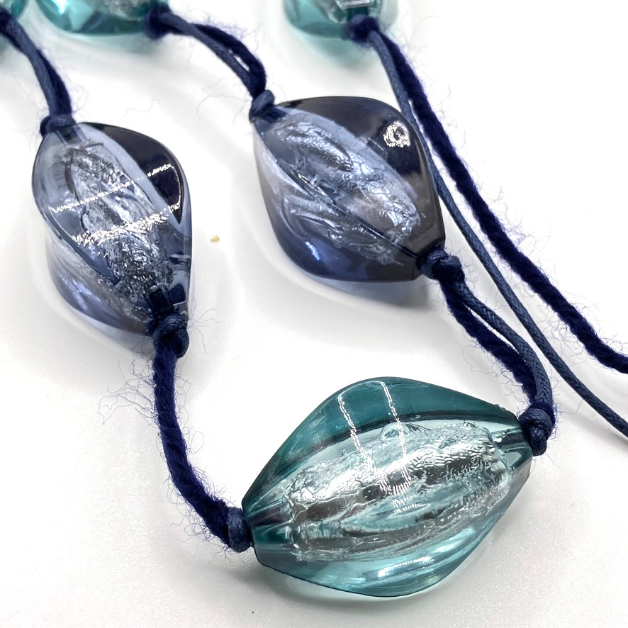 Chunky beaded necklace blue tone 92cm plastic glass effect costume jewellery