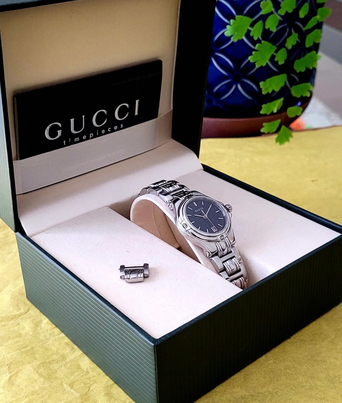 Gucci 9040L Ladys💃Authentic,Near Mint,Scratch Free Crystal,Absolutely Beautiful