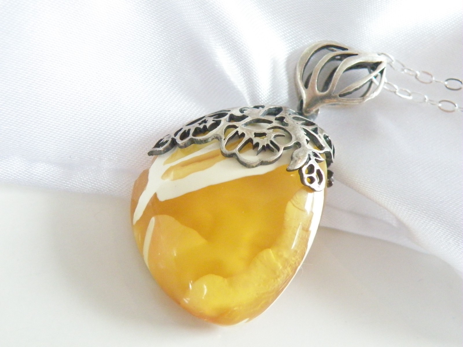 Vintage Sterling Silver 925 Butterscotch Egg Yolk Amber Pendant Necklace