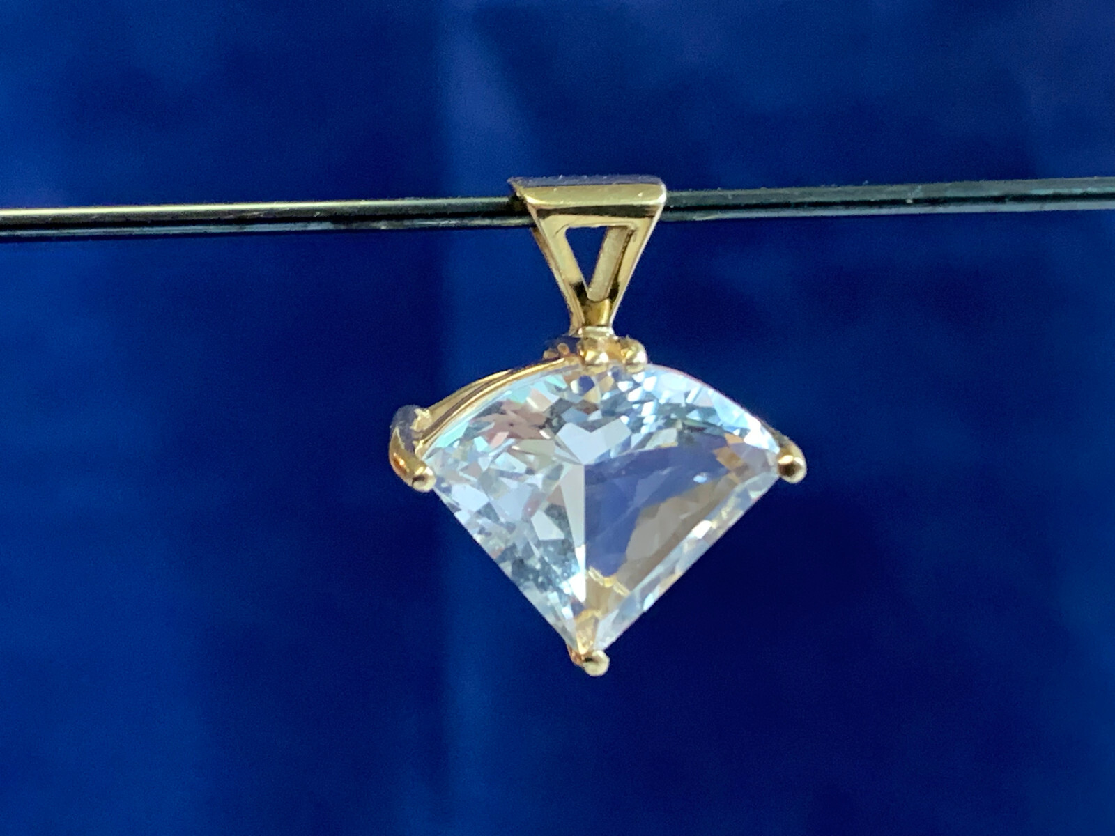 14K Yellow Gold Pendant 3.17g Fine Jewelry Clear Trilliant Stone Charm *READ*