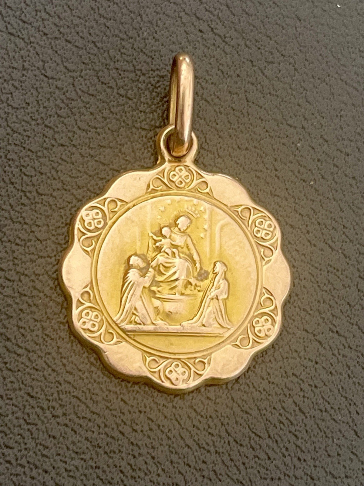 UnoAErre 12KT Gold Religious Mother And Child Italian Pendant (H95)