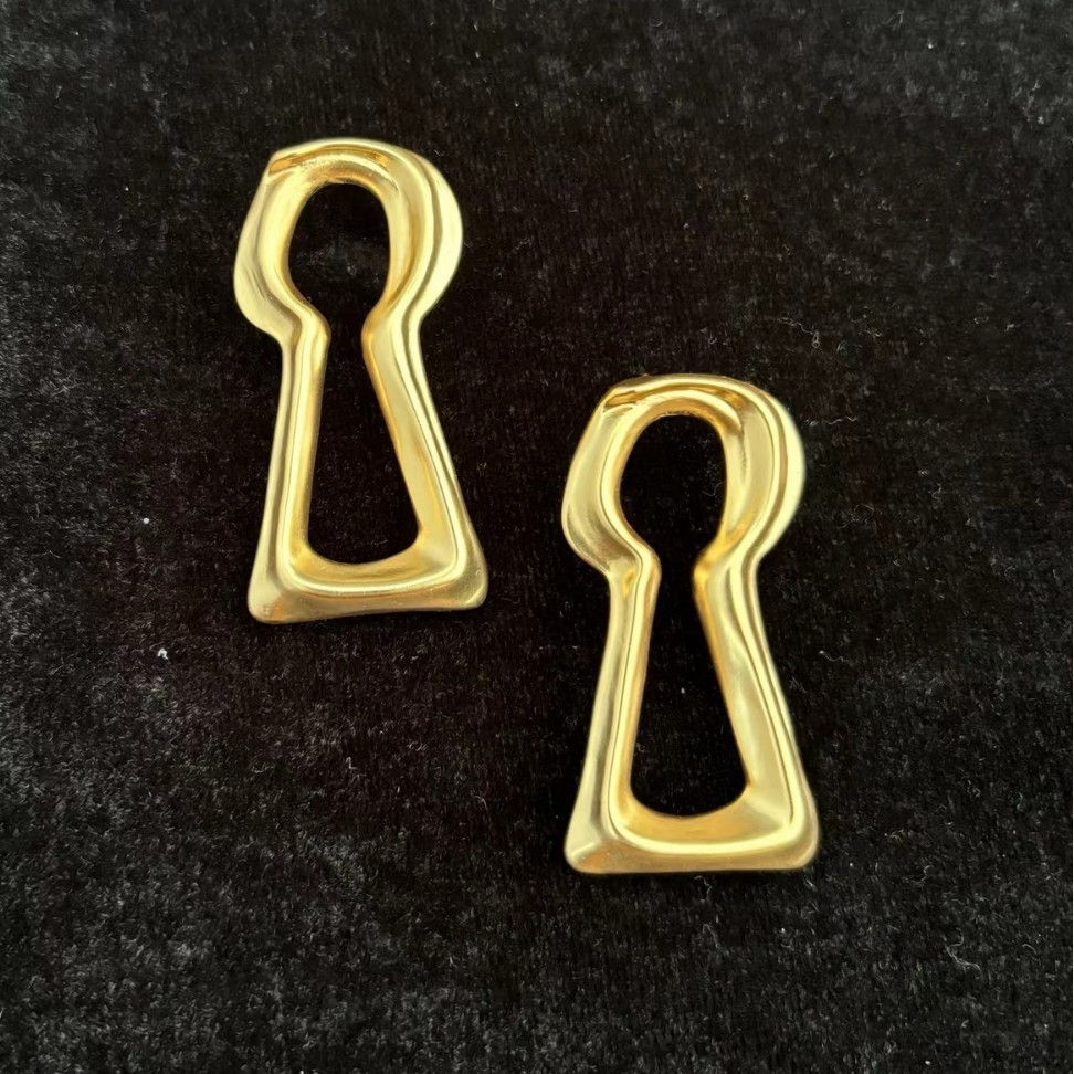 Schiaparelli Simple elegant keyhole style earrings with box