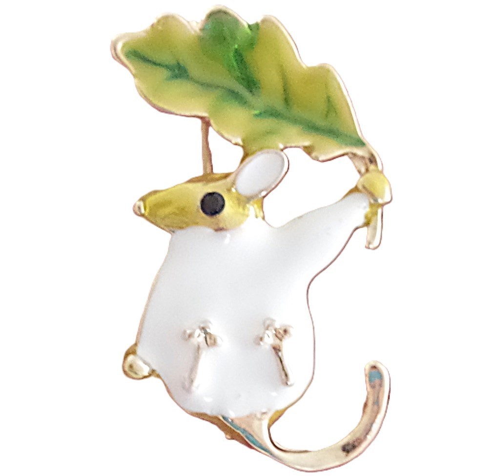 Cute! 1 5/8″ NWOT MOUSE HANGING FROM LEAF RHINESTONE EYE, ENAMEL GOLD BROOCH PIN