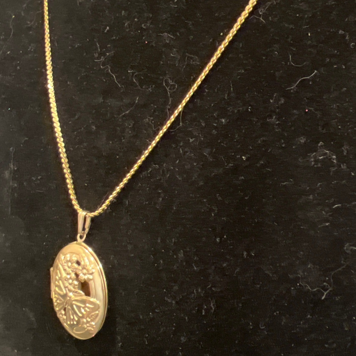 Vtg S.O. Gold Tone Butterfly Flower Cutout Oval Locket Necklace 22 Inch