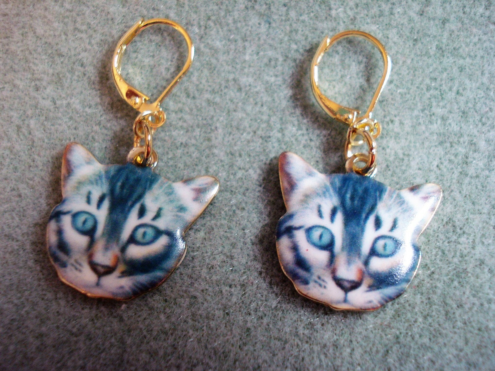 1 5/8″ Drop Dangle Colorful Gray Tabby Cat Face Gold Plated Leverback Earrings