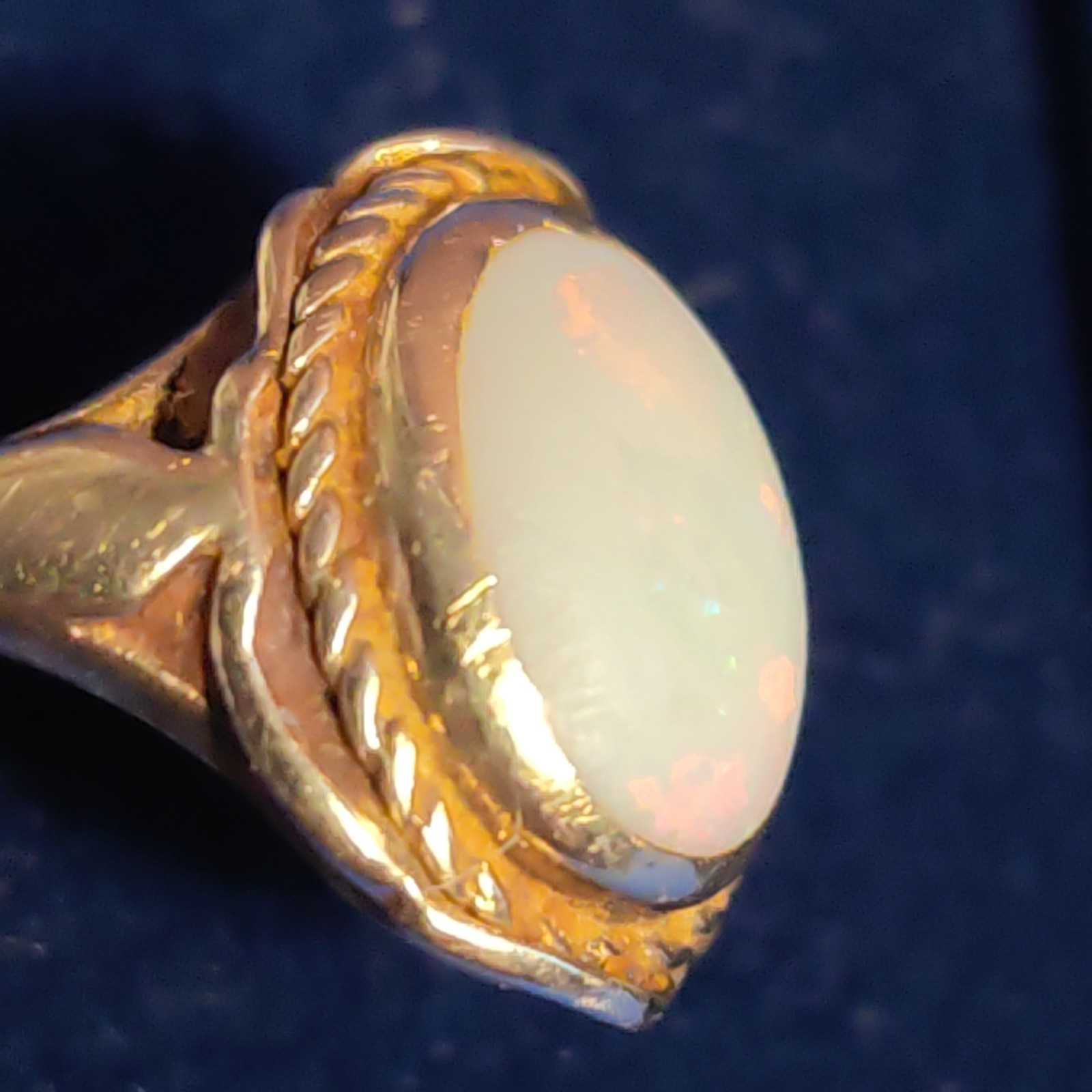 9ct Gold 375 Ring with Opal size N1/2 2.72g