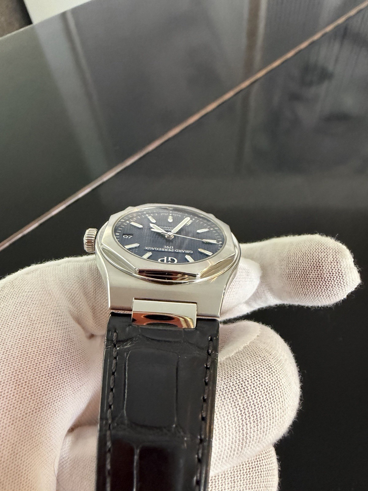Rarely Clean Girard-Perregaux Laureato 42mm Blue Dial Leather Strap