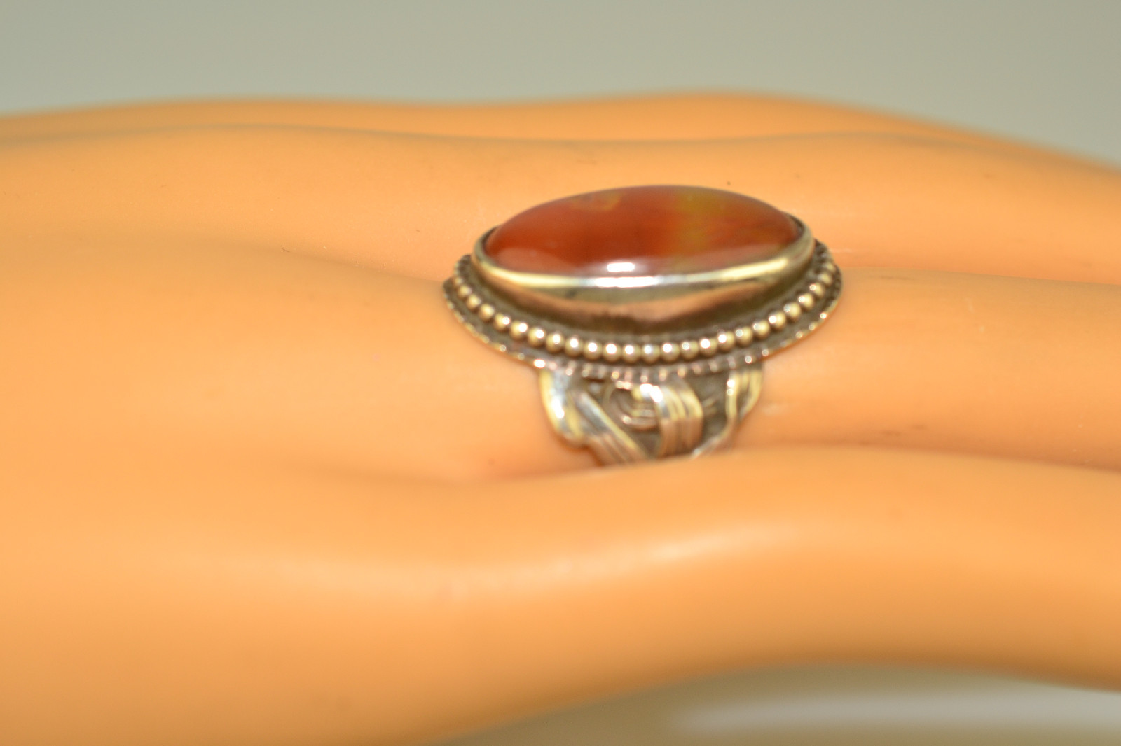 STERLING SILVER OVAL AGATE RING WITH BEAD BORDER & ENTWINED VINE SHANK SIZE 5.75