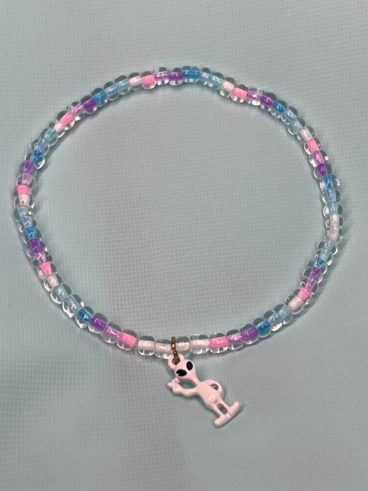 Glow-in-the-Dark Alien Peace Sign Stretch Bracelet (7.5″) | White Alien Charm &