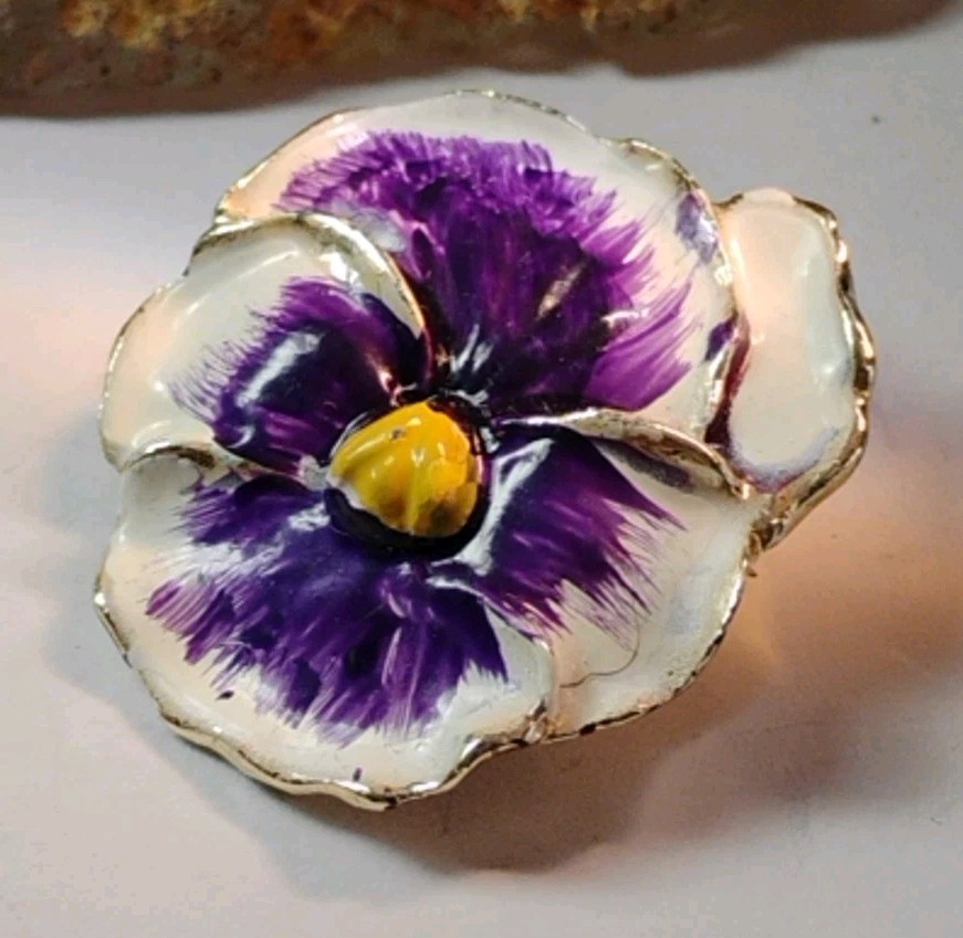 Adorable! Vtg Golden Gilt 1″ Ceramic/Enamel Hand Painted Pansy Flower Pin!