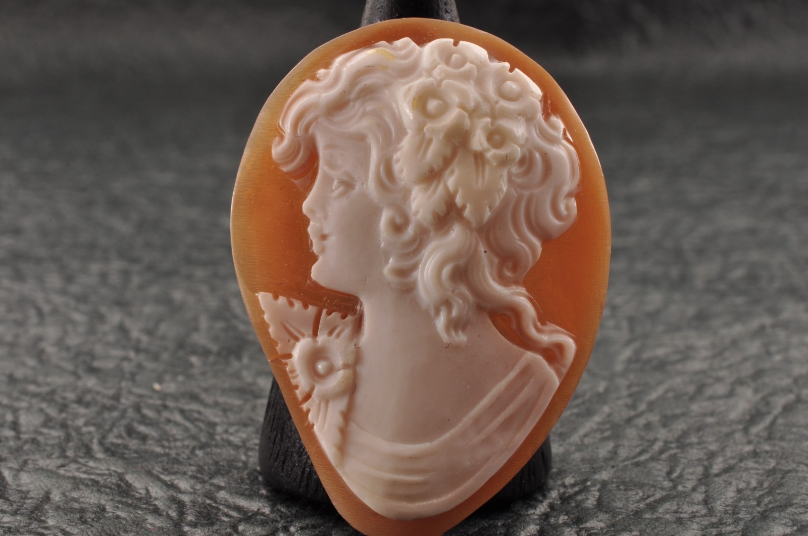 8 items , vintage shell cameo White and brown color (Total 222.5ct) with case.