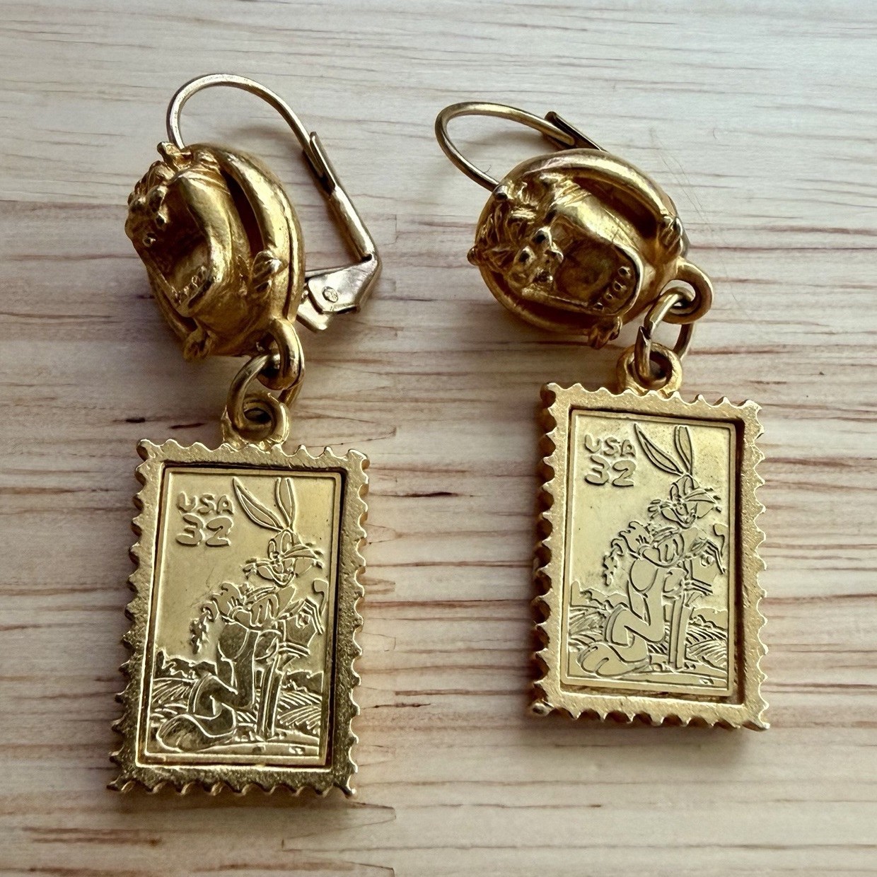 Vintage 1997 Gold Tone Taz & Bugs Bunny Stamp Charm Leverback Earrings USA