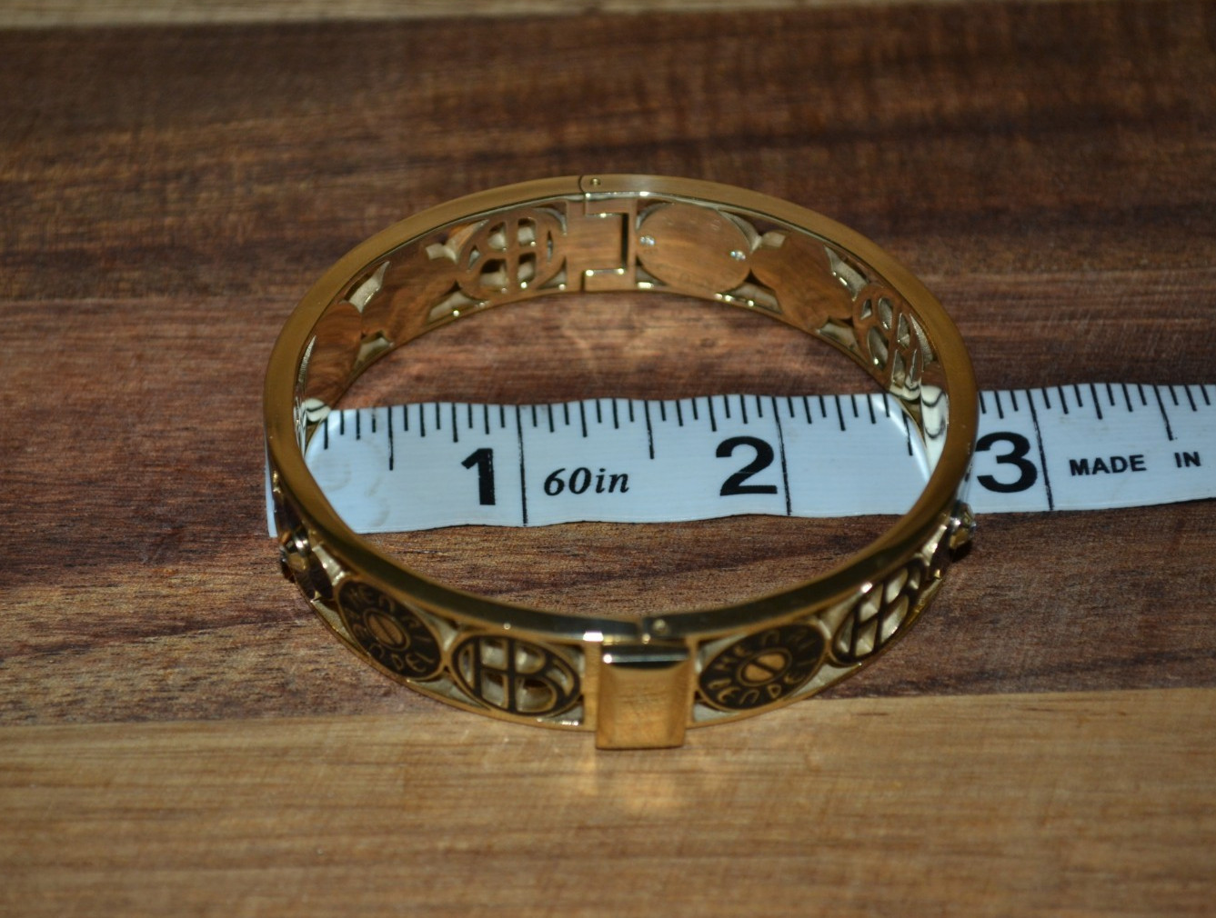 HENRI BENDEL CUTOUT BANGLE