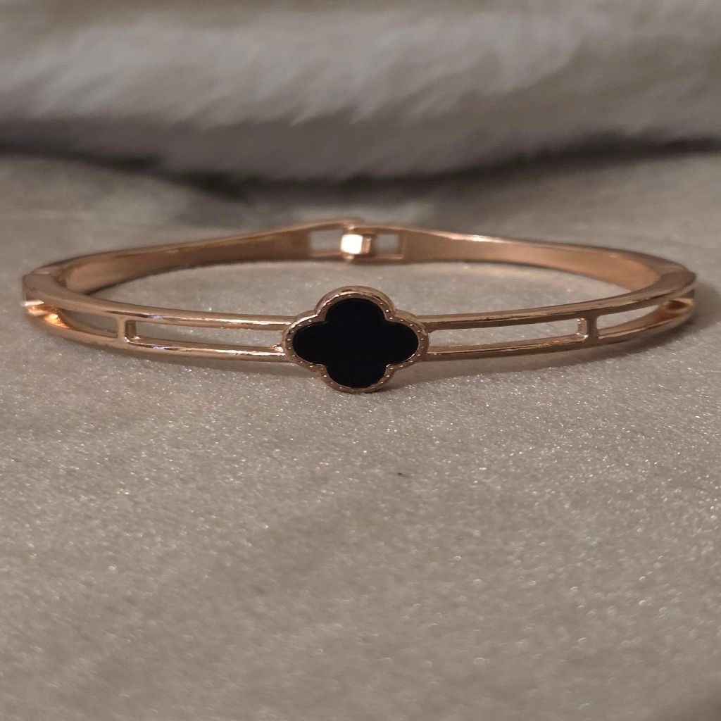 Women’s Unbranded Rose Gold and Black Clover Bangle Bracelet, One Size