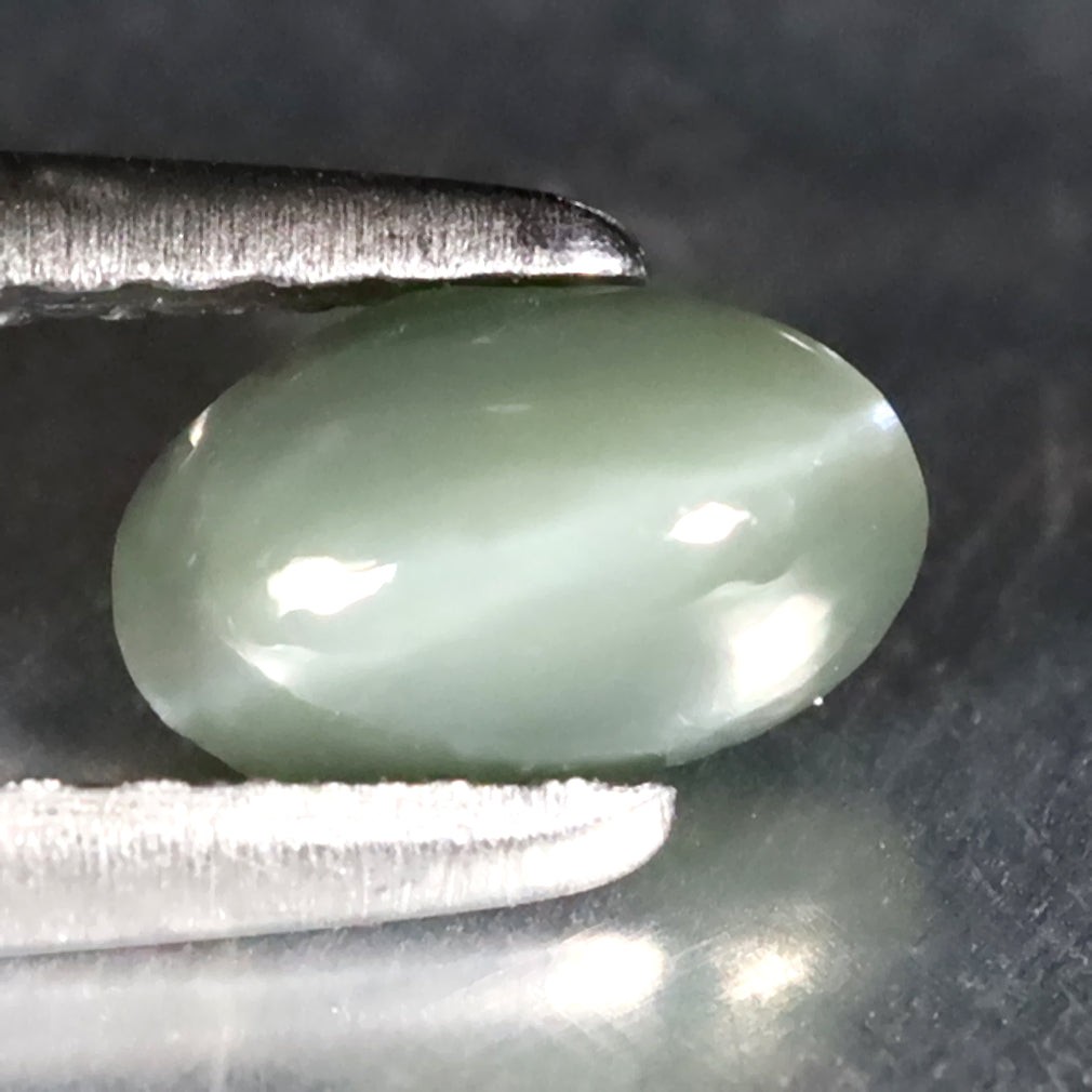 0.57 ct Oval Cabochon (6.02 x 3.78 mm) Un-Heated Natural Alexandrite Cat’s Eye