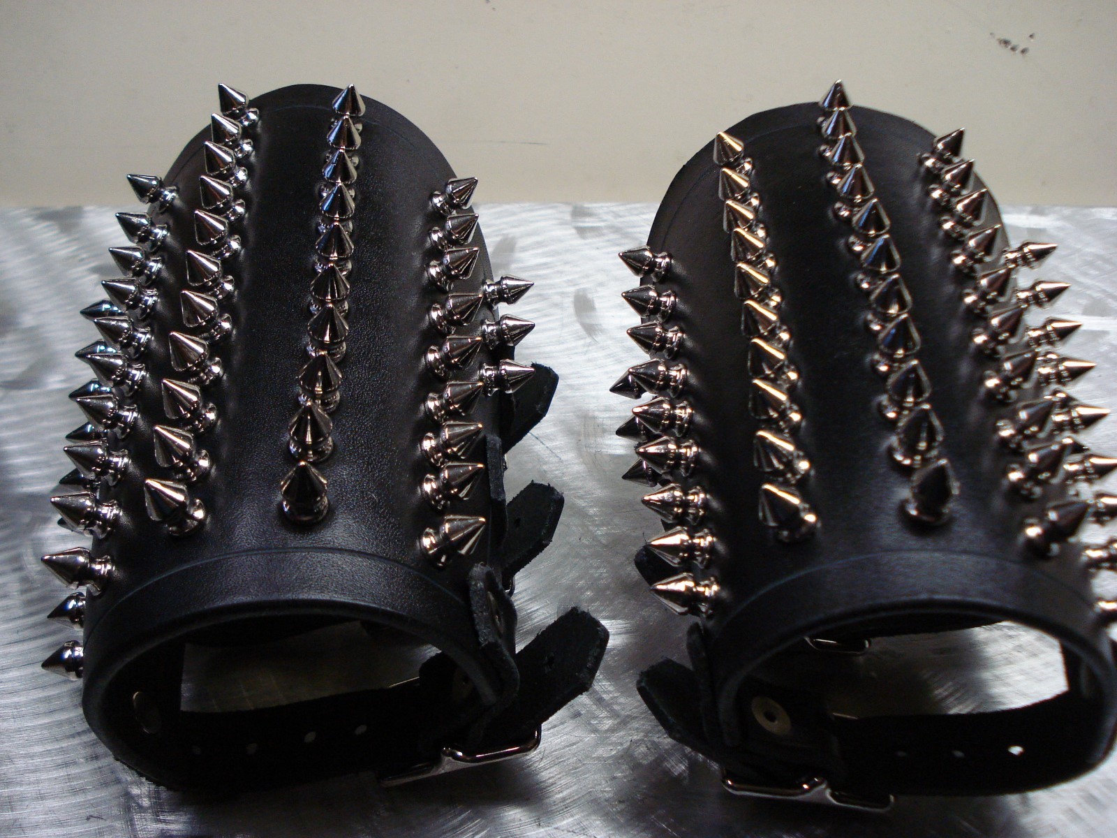 BLACK SPIKE LEATHER GAUNTLET. BLACK DEATH (MDLG0002)….. SUSPERIA