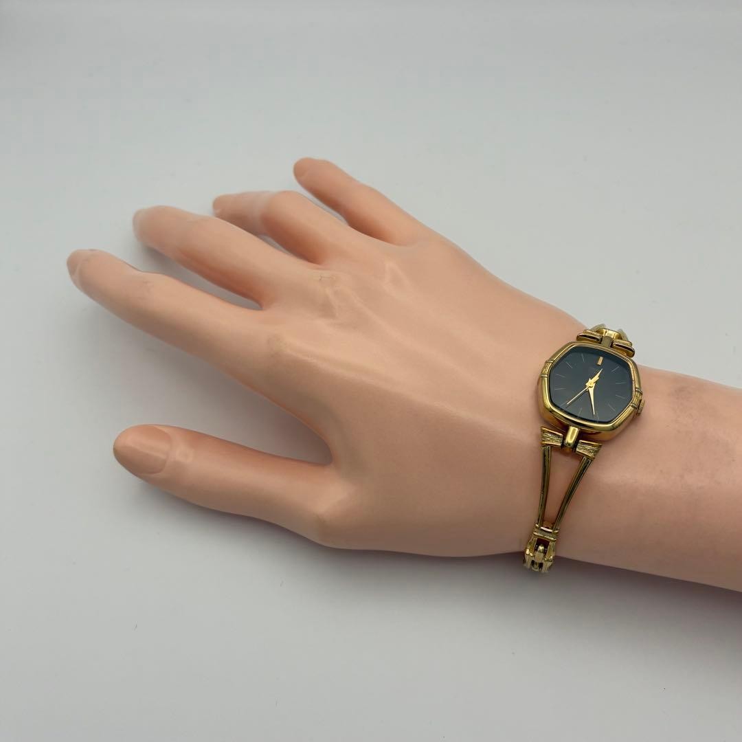 Working SEIKO wristwatch, gold and black, with new battery (A72)