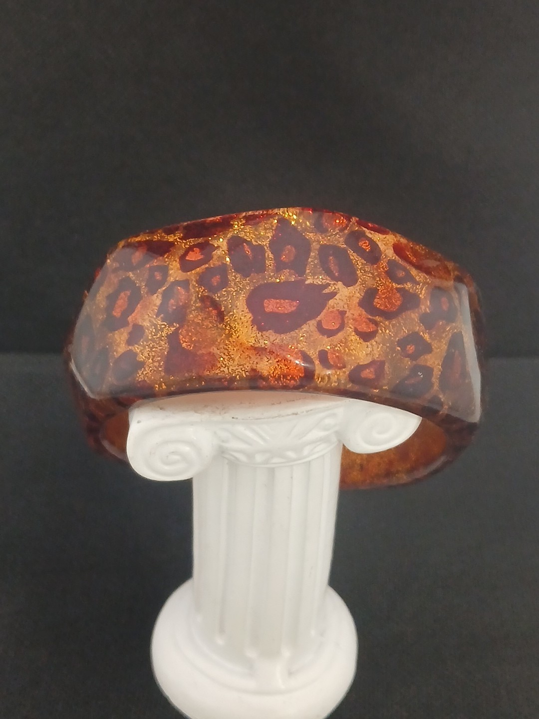 LUCITE GLITTERED leopard print faceted wide size 8.25 in vintage bangle bracelet