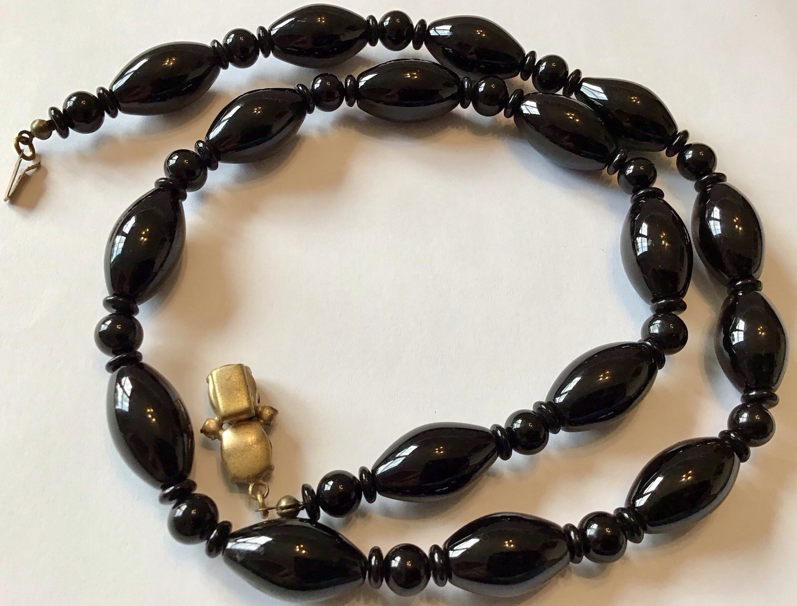 VINTAGE ART DECO MOURNING JET BLACK MOLDED BEAD NECKLACE H6