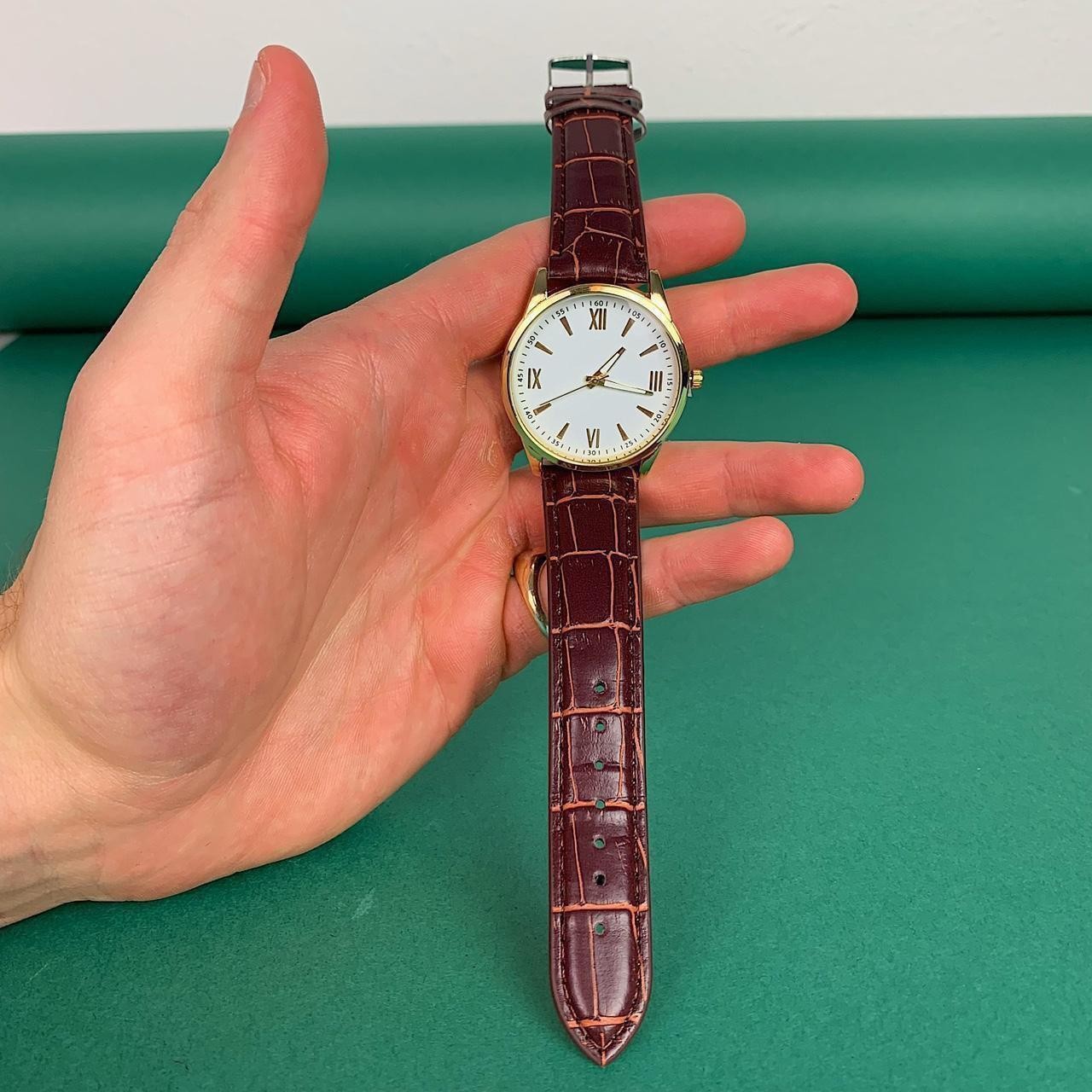 Minimalistic essential vintage style gold and leather style band watch. 9 inches