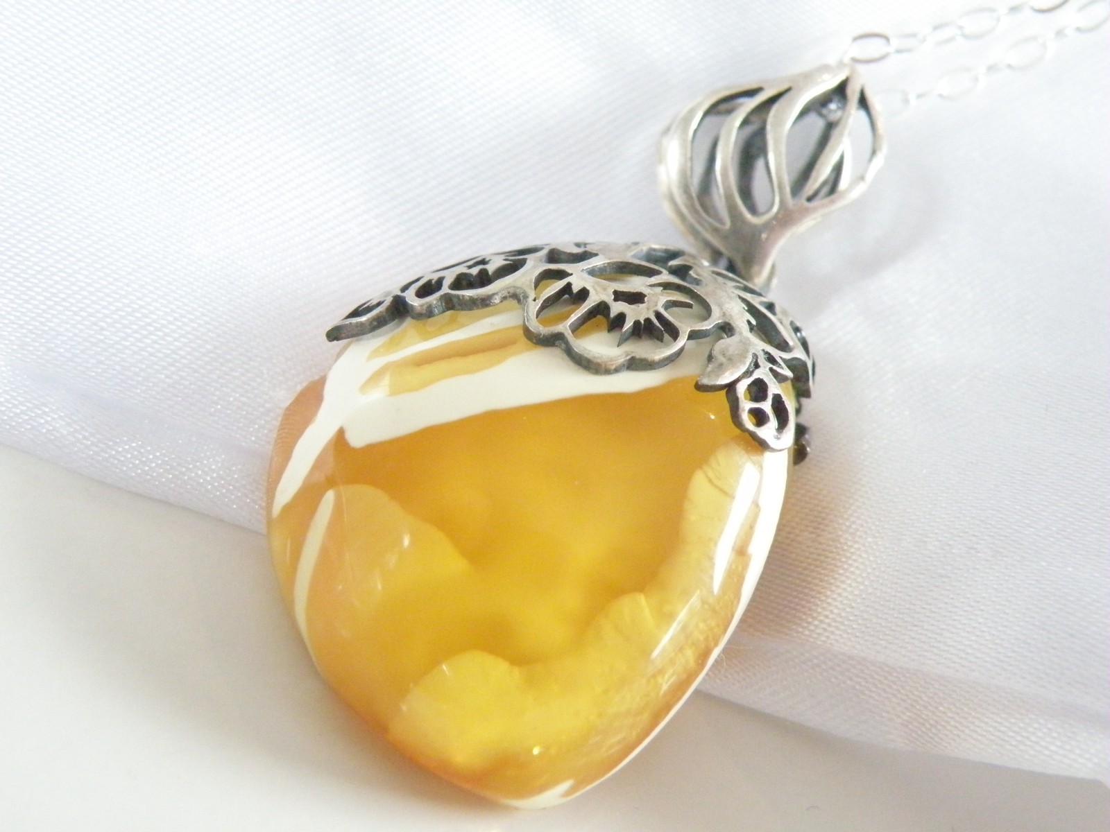 Vintage Sterling Silver 925 Butterscotch Egg Yolk Amber Pendant Necklace