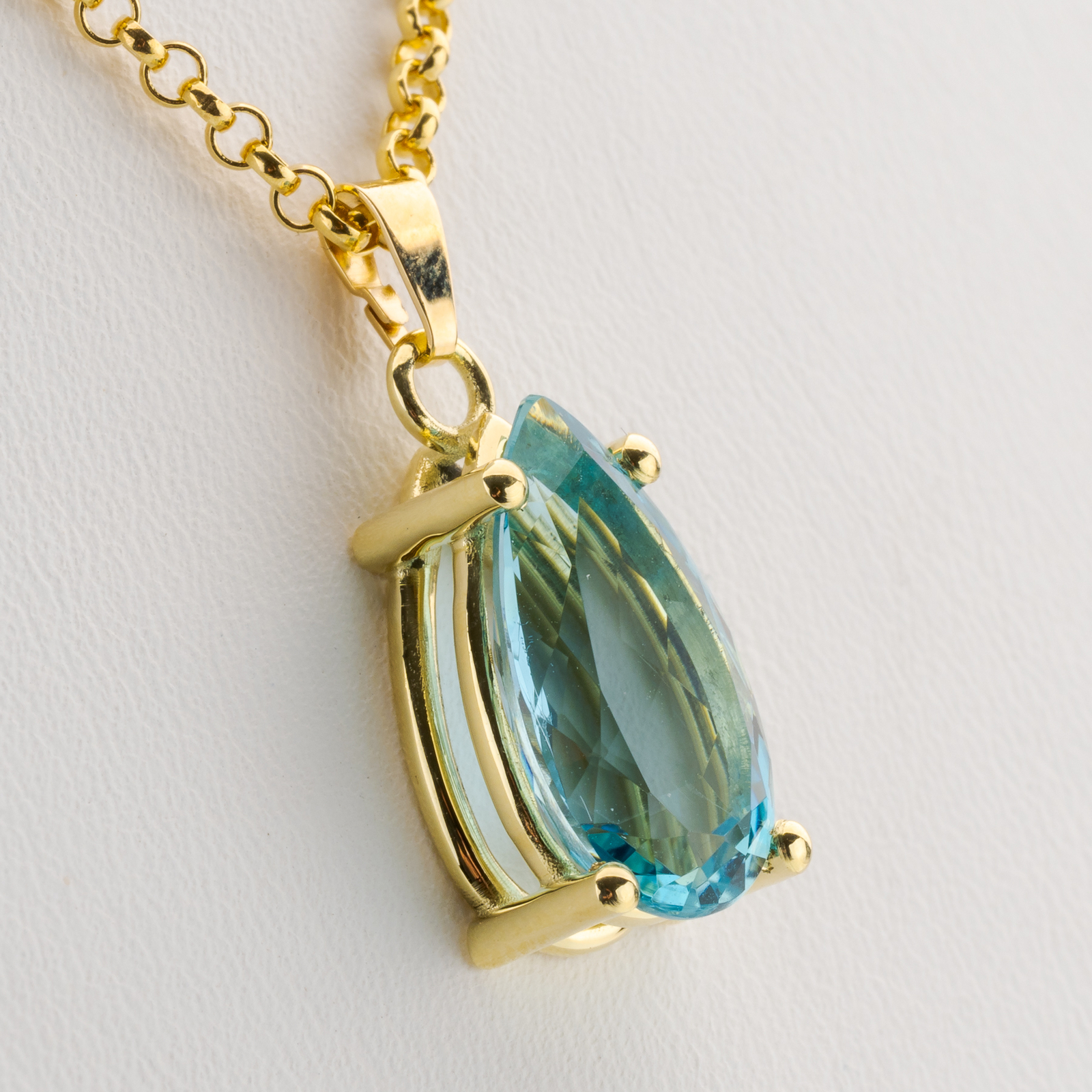 14k gold pendant with an aquamarine