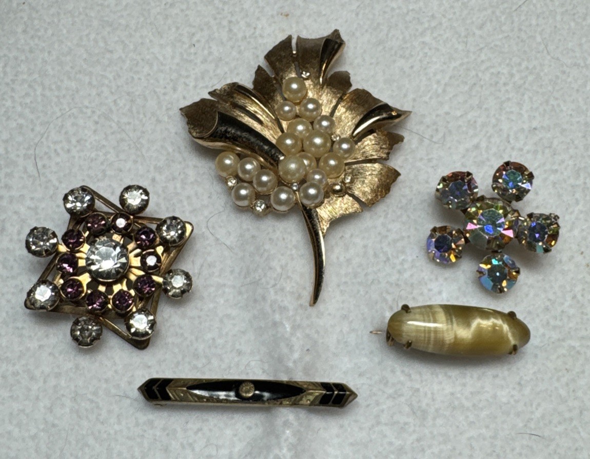 Vintage Gold Tone Brooch Lot of 5 Crown Trifari & Unbranded w/Crystals, Pearls