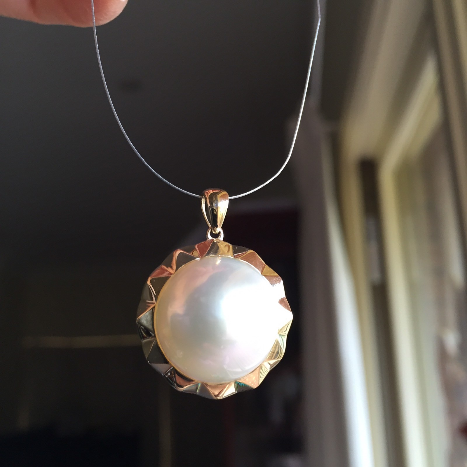 Top luster 16mm Seawater Mabe pearl Natural White 9k Gold Pendant 25.25cts