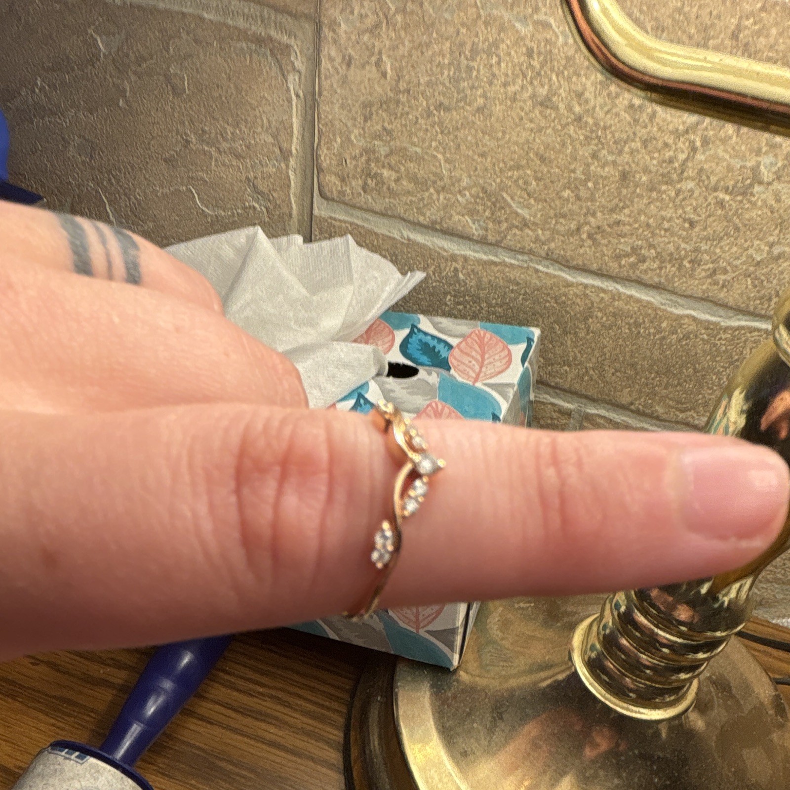 Kay Jewelers Rose Gold Band Ring w/ Clear Stones Size 7 Gold Tone