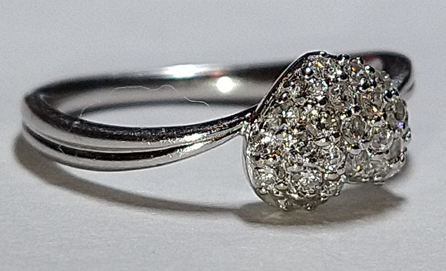 Solid 18k white gold (nickel-free) 0.24 ct natural diamond ring 2.96 gms sz 5