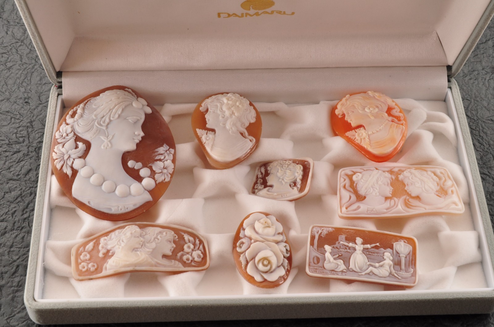 8 items , vintage shell cameo White and brown color (Total 222.5ct) with case.