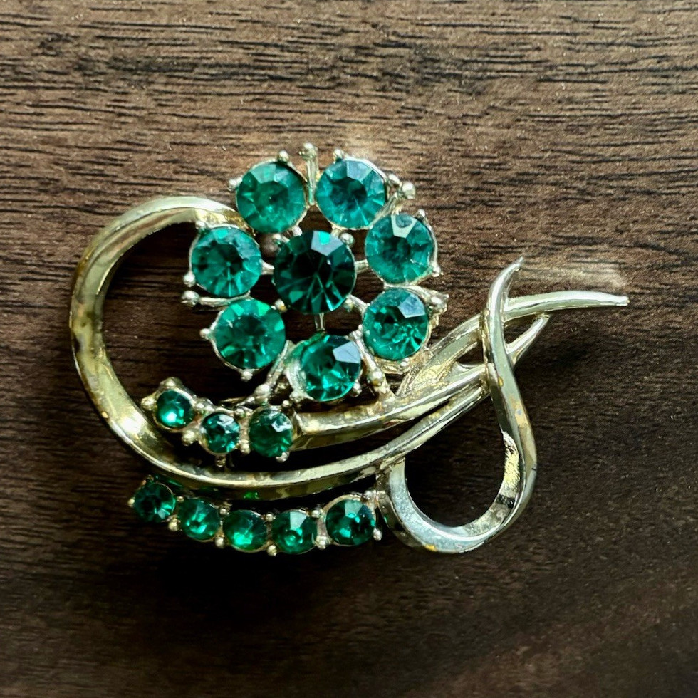 Gold Tone Green Rhinestone Flower Swirl Brooch Pin Prong Set 16 Stones