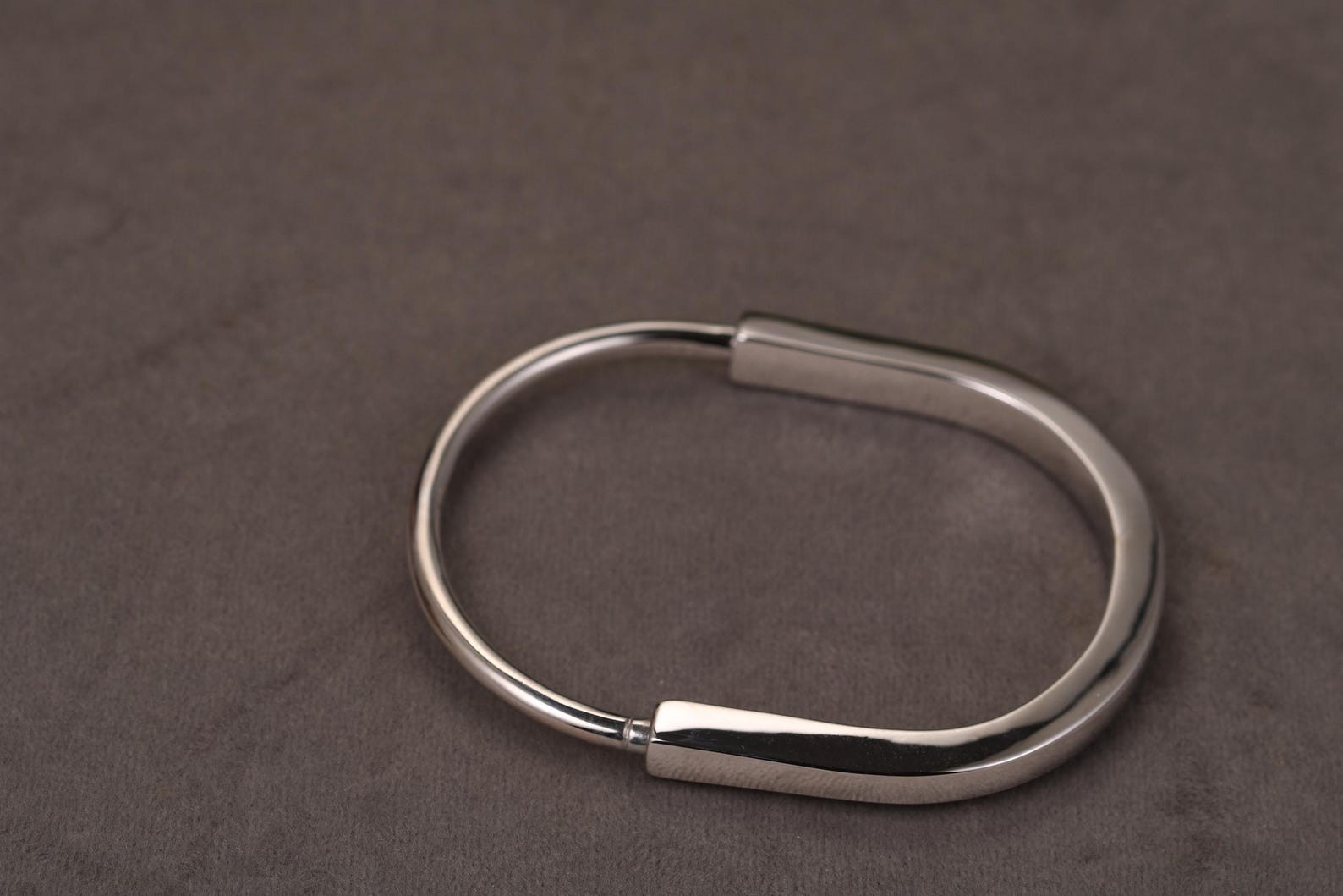 Hall Marked 18kt Solid Yellow Gold U-lock Bangle Bracelet Available In All Size