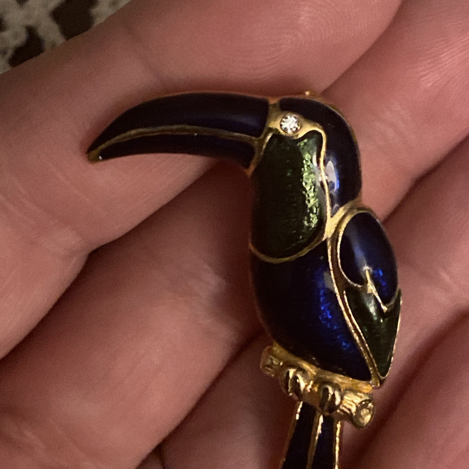Vtg Gold Tone Metal and Enamel Rhinestone Eye Toucan Tropical Bird Brooch Pin