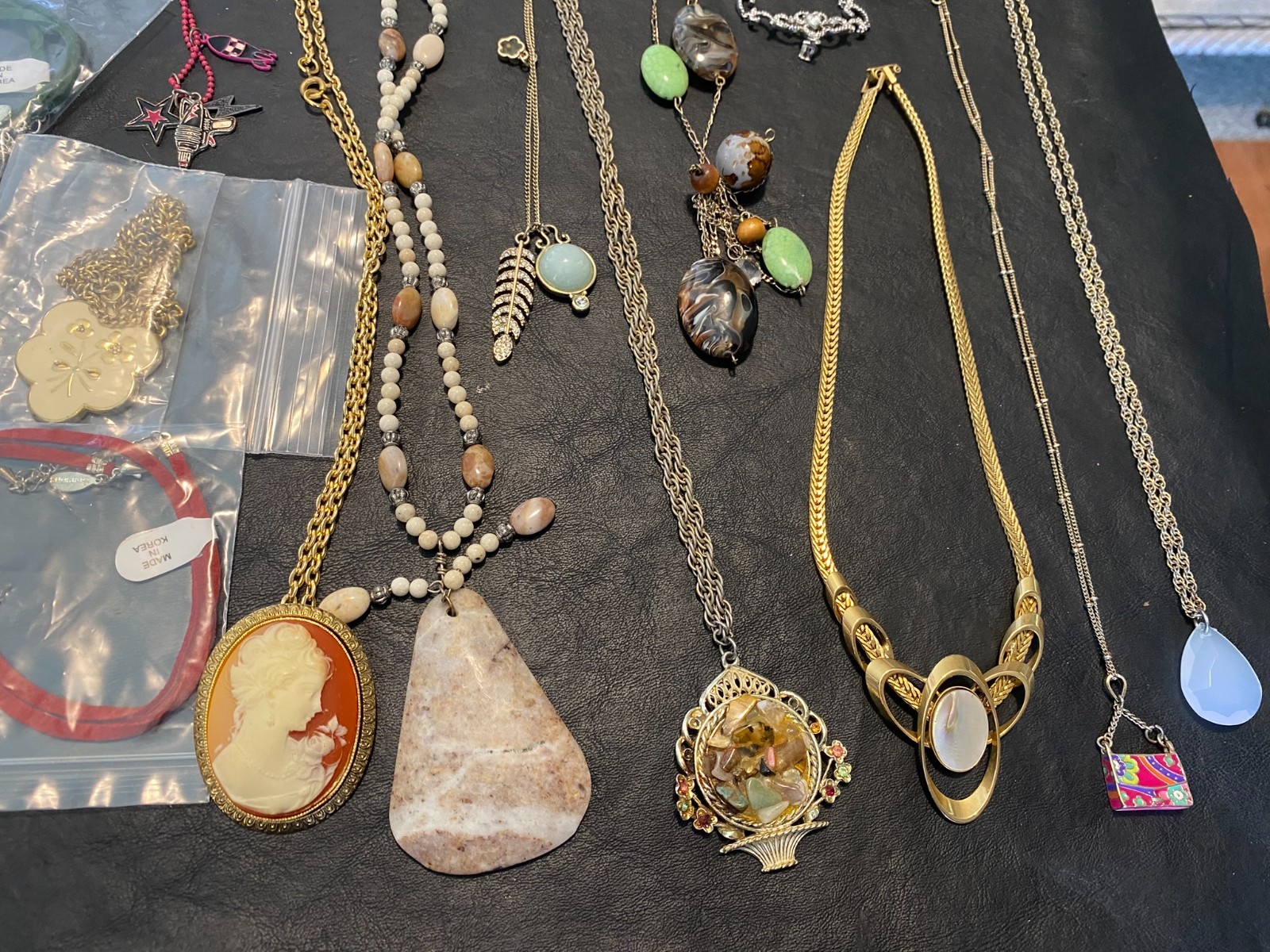 huge lot necklaces jewelry 50+ necklace beaded chain pendant etc. collection N2