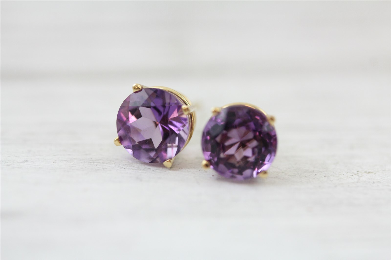 Vintage 14K Yellow Gold Amethyst Stud Earrings Purple Staple Classic Luxury