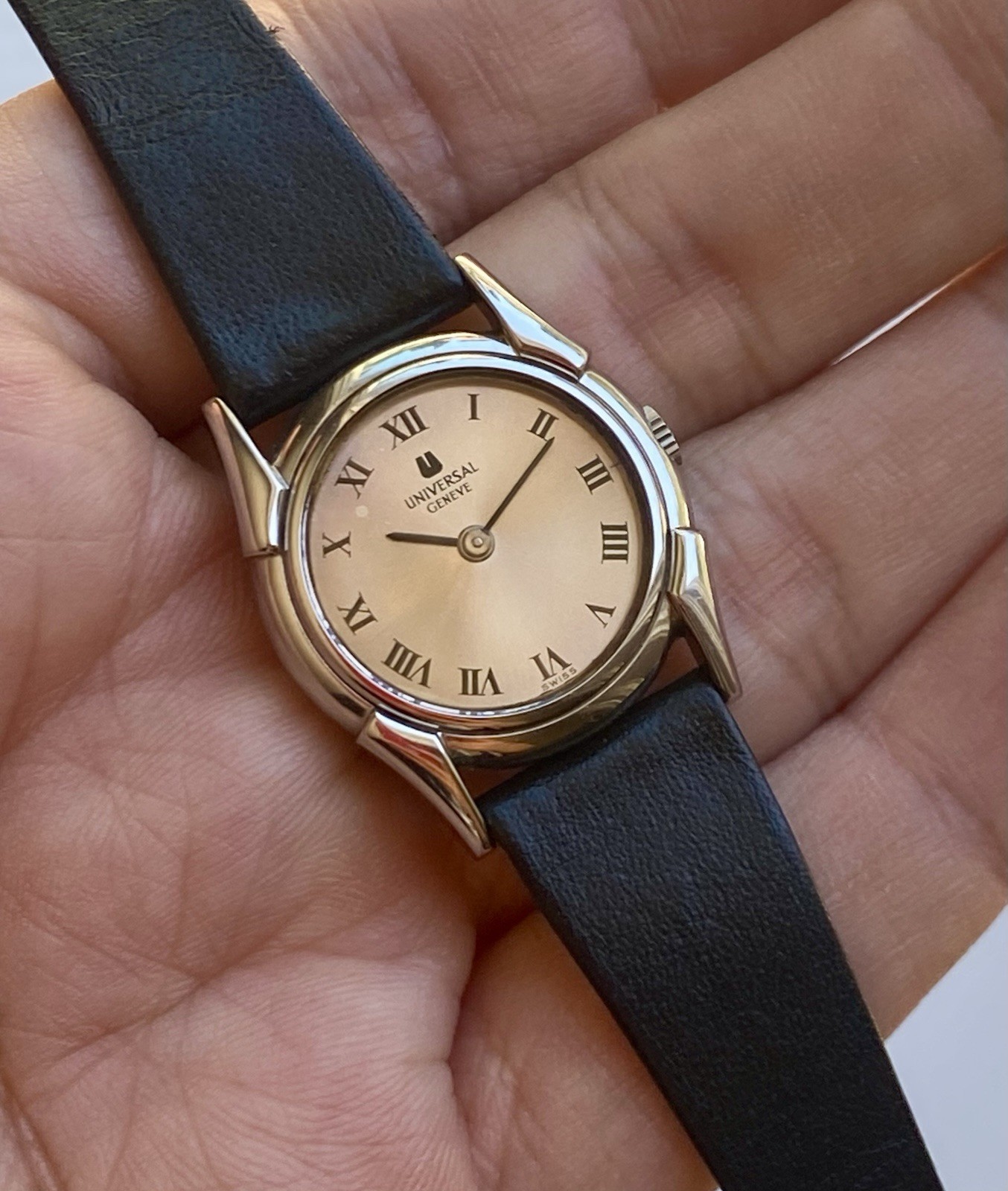 Universal Geneve Ladies 25mm Stainless Steel Bullhorn Case Cal. 1-42 Salmon Dial