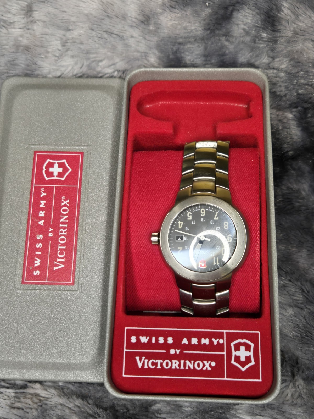 Victorinox Swiss Army Quartz Date 34mm Black Dial Steel Bracelet 100m Box