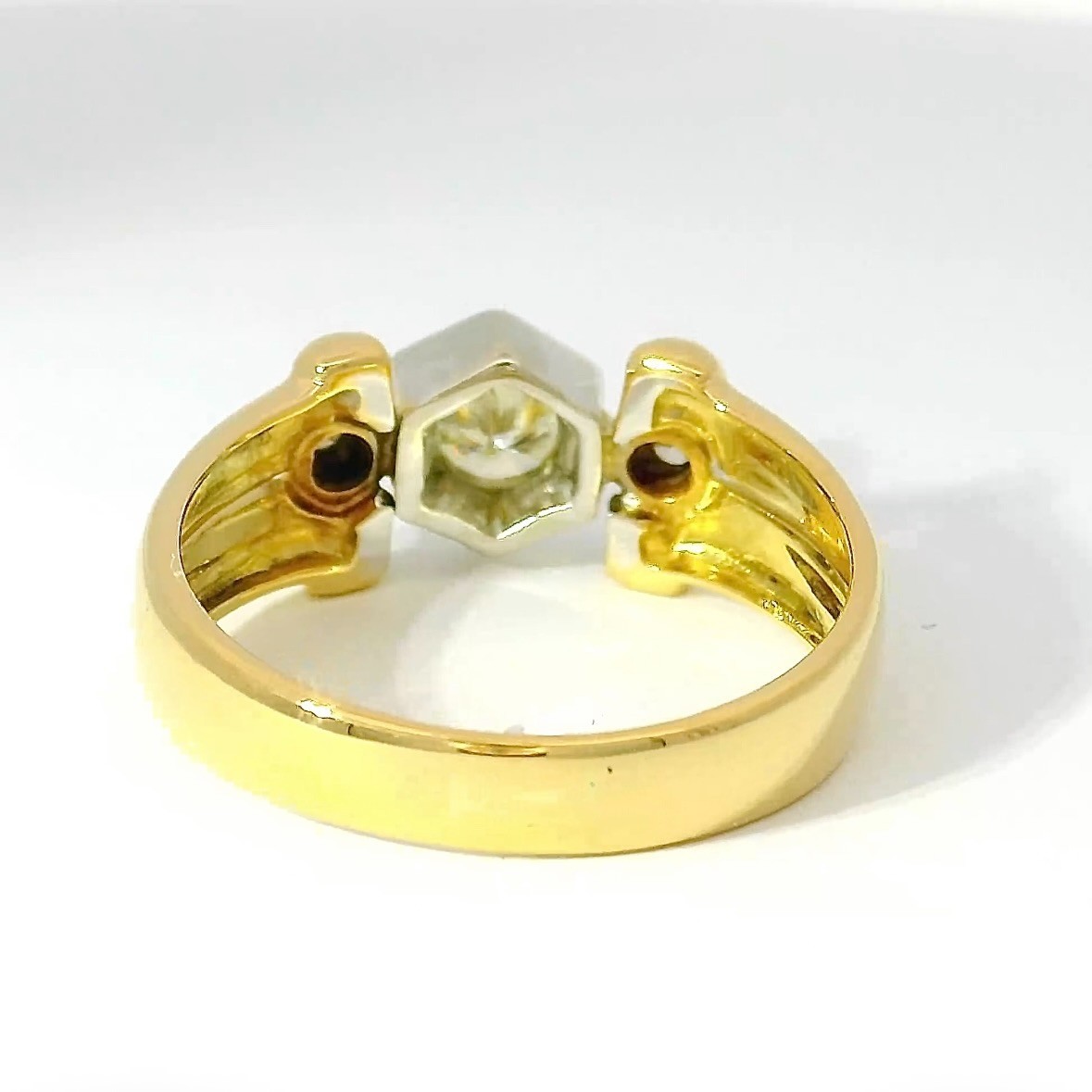 Elegant Two Tone Ring in 18ct Gold with Large Brilliant & Diamonds